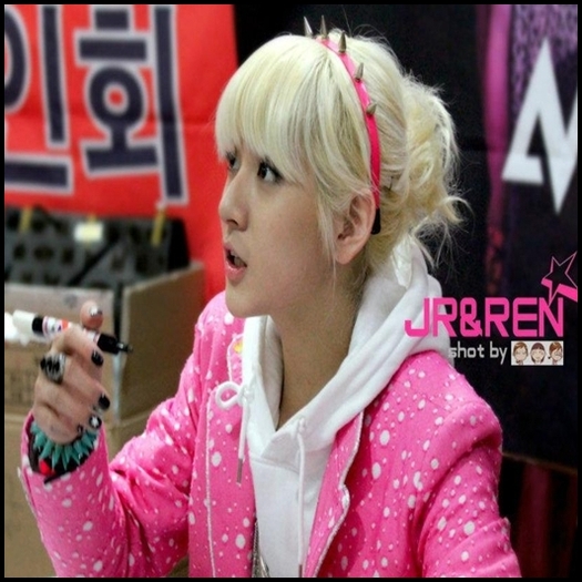 - Chiar ? M-ai multe fete pentru Ren b-)