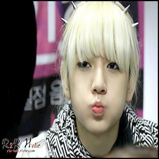 - Pff ^o i-a in brate si o arunca in apa^..A meritat :> ^fuge^