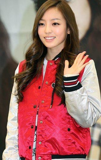 Da dar thu mai facut nebuna [ il trage de par ]