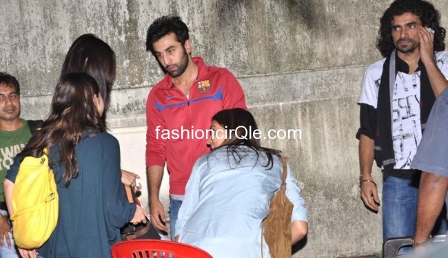 Bollywood-Stars-Watch-Gang-Of-Wassyepur-2-Movie-3-650x375