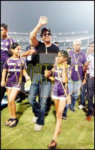 292596_247929205314389_1552349304_n - Shahrukh Khan 3