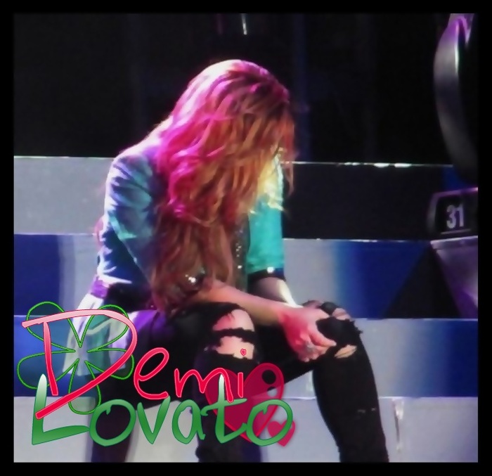 - Si n-am bani nici sa-i platesc spitalizarea. [aproape plangand]