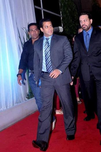 425514_355773111161088_1043060984_n