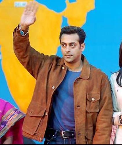 526441_367180196687046_1626903342_n