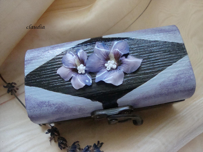 caseta pictata manual ,,flori hibi''-decoupage