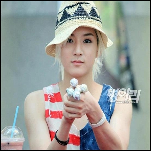 -[ se intoarce cu o punga de chipsuri si acadele] Poftim.. vrei acadele ?:)) - OoI PARK IoO