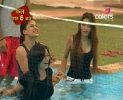 249673_334106916681866_1208945541_a - sara khan18