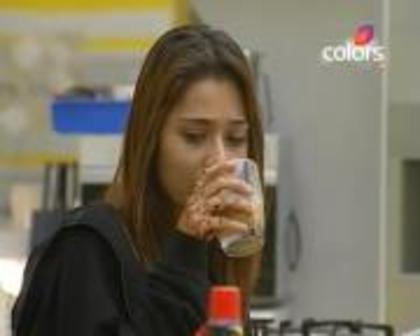 399094_337171643042755_402075605_a - sara khan18