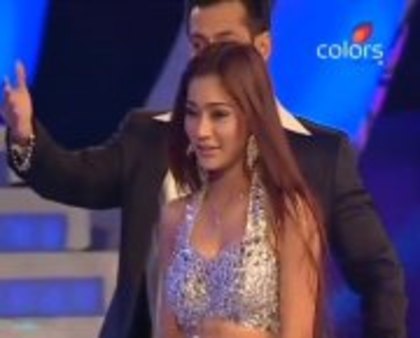 551859_334107543348470_1586679409_a - sara khan18