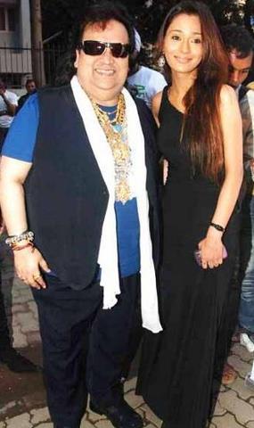 556616_366592903418393_1959665396_n - sara khan18