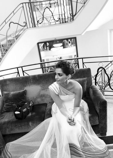 228089_10150178528216008_2223300_n - 0 Sonam Kapoor