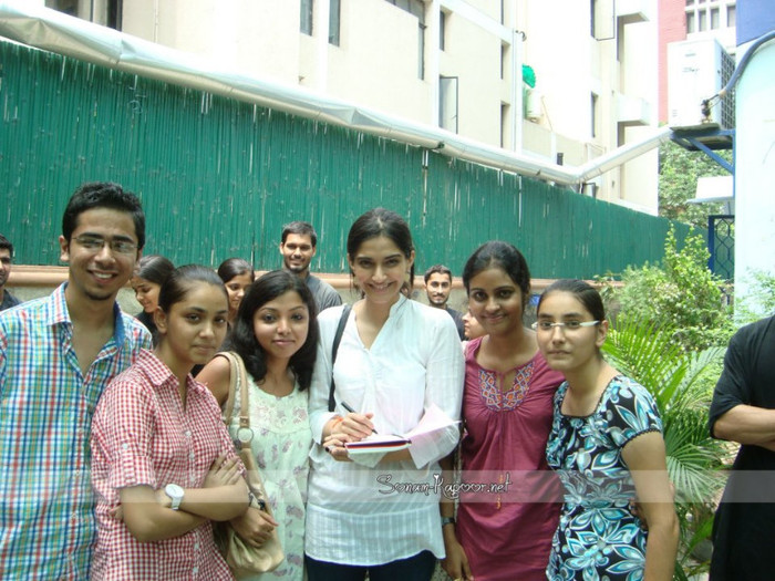 306412_10150942518586008_905422491_n - 0 Sonam Kapoor