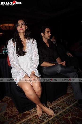 315550_10150275003196008_120632642_n - 0 Sonam Kapoor