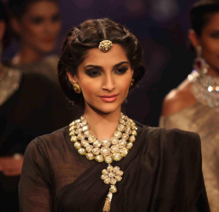 386923_10150980925426008_1288976660_n - 0 Sonam Kapoor
