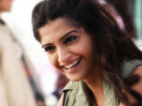 389937_10150431444676008_1366310588_n - 0 Sonam Kapoor