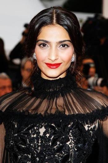 485722_10150805256211008_1775557242_n - 0 Sonam Kapoor