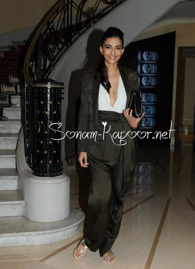 485750_10150800631381008_1598465698_n - 0 Sonam Kapoor