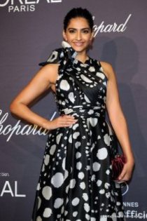 522307_10150799073056008_1695689772_n - 0 Sonam Kapoor