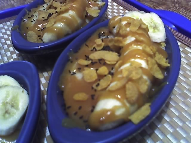 gris cu lapte,banana,caramel si fulgi de porumb; Dulce de leche (dulceaţă de lapte) este caramelul din imagine
