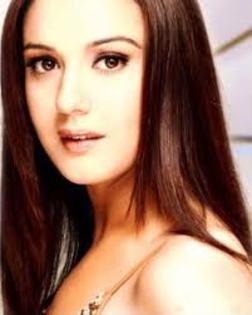 Pata de suc :-j de pe bluza lui Saif :-j