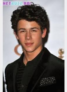 nick jonas - VEDETE CARE IMI PLAC