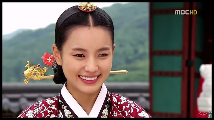 Nimica toata...Tu,tu cum ai devenit regina..?