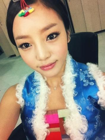 [ coboara jos si isi ia ceva din bucatarie, pleaca iar sus ]