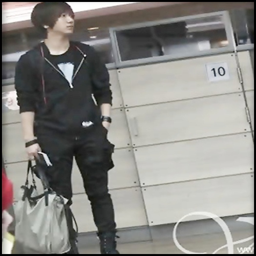 [intra in casa ]....Hello..