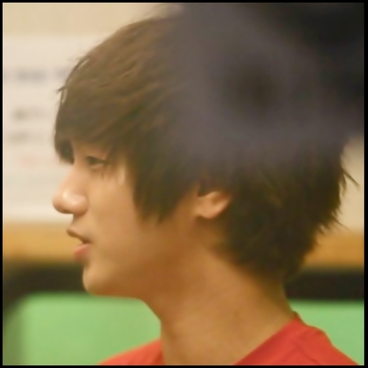 - Ma bucur...[ se duce la frigider isi ia suc si se pune la loc pe canapea ]