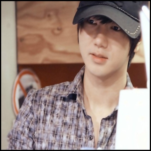 - Hey :x..[ o ia in brate ]..Bye Hwa..