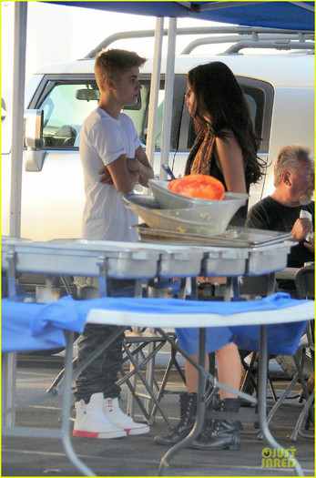 selena-gomez-justin-bieber-visit-01 - Selena Gomez Justin Bieber Feed the Dog Set Visit