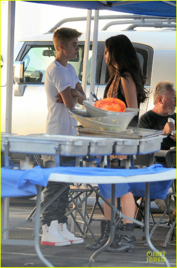 selena-gomez-justin-bieber-visit-01