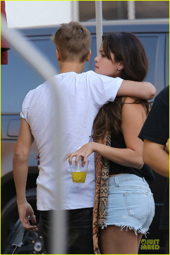 selena-gomez-justin-bieber-visit-02 - Selena Gomez Justin Bieber Feed the Dog Set Visit