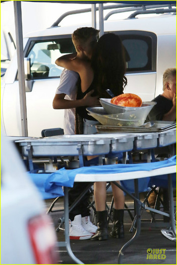 selena-gomez-justin-bieber-visit-03 - Selena Gomez Justin Bieber Feed the Dog Set Visit