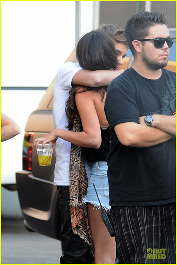 selena-gomez-justin-bieber-visit-04 - Selena Gomez Justin Bieber Feed the Dog Set Visit