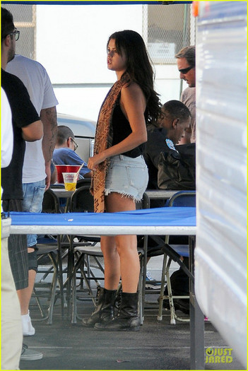 selena-gomez-justin-bieber-visit-08