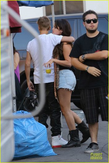 selena-gomez-justin-bieber-visit-09 - Selena Gomez Justin Bieber Feed the Dog Set Visit