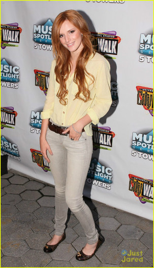 bella-thorne-citywalk-concert-12 - Bella Thorne CityWalk Sweetheart