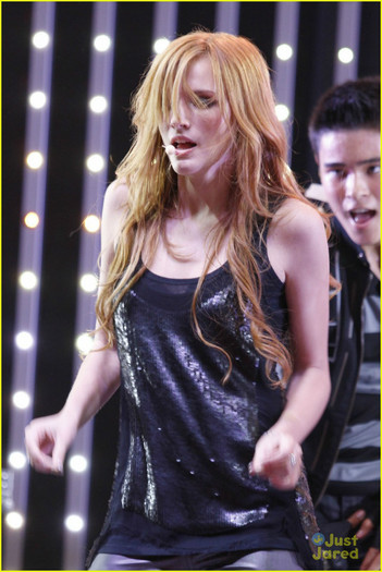 bella-thorne-citywalk-concert-13 - Bella Thorne CityWalk Sweetheart