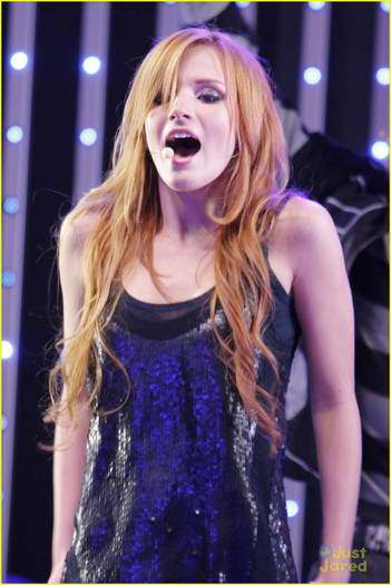 bella-thorne-citywalk-concert-09