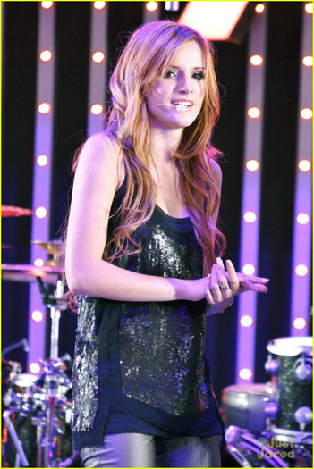 bella-thorne-citywalk-concert-01 - Bella Thorne CityWalk Sweetheart