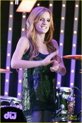 bella-thorne-citywalk-concert-06