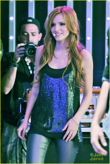 bella-thorne-citywalk-concert-07 - Bella Thorne CityWalk Sweetheart