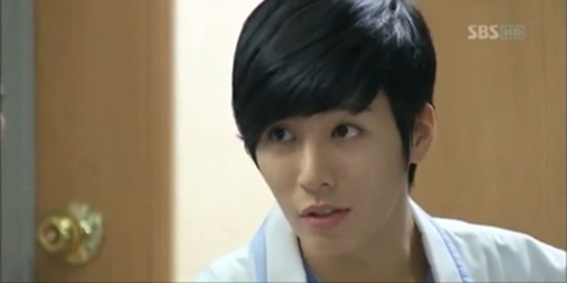 Si inca un mare detaliu...Ea,poate sa transforme pe oameni umani in piatra!