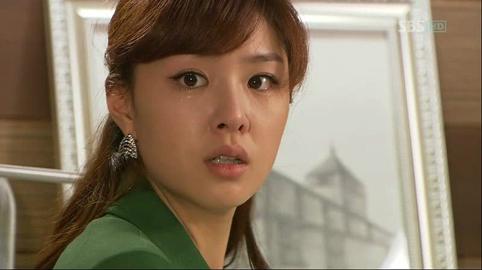 [fugise si fugise pana ce se impiediaca de o creanga si cade jos]:Offfff.....ce nu imi place!