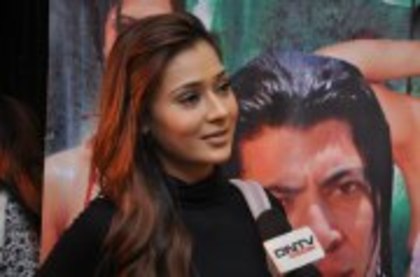 1. - sara khan18