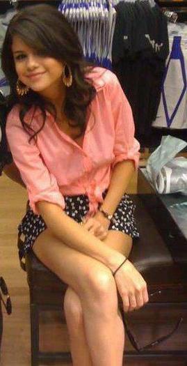 543327_413541248679043_129307751_n - Selena Gomez