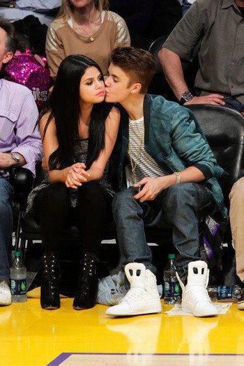 522036_387969791236189_452942755_n - Selena Gomez si Justin Bieber