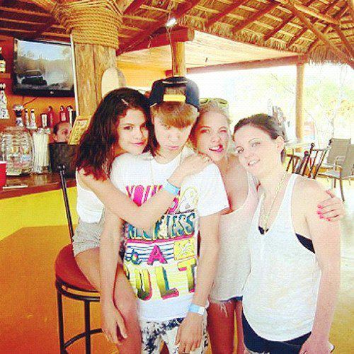 547153_416108775088957_93561318_n - Selena Gomez si Justin Bieber