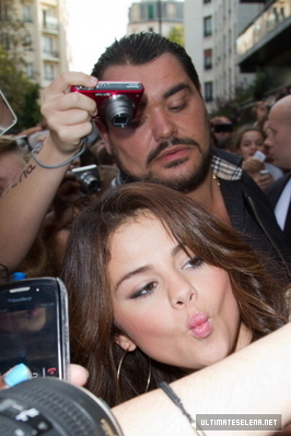 normal_image9r67_28529 - 3 09 2012 Meeting fans outside the NRJ studios